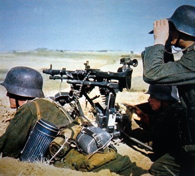 Duitse MG34 algemene machinegeweer gemonteerd op een statief voor langdurig vuur door Photographer German