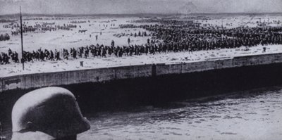 Duitse soldaat die geallieerde gevangenen op het strand van Duinkerken, Frankrijk, inspecteert, Tweede Wereldoorlog, juni 1940 (zw/w foto) door Photographer German