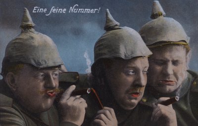 Duitse soldaten genieten van sigaren door Photographer German