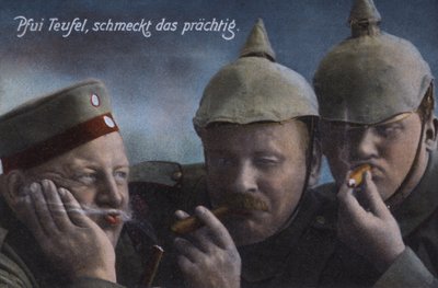 Duitse soldaten genieten van sigaren door Photographer German