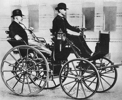 Gottlieb Daimler, met zijn zoon rijdend, in de eerste auto door Photographer German