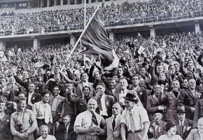 Italiaanse fans die hun atleten ondersteunen in het stadion tijdens de Olympische Spelen, Berlijn, Duitsland door Photographer German