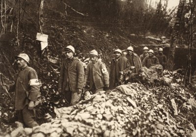 Italiaanse gevangenen bij Tolmin teruggeleid door hun eigen posities op de eerste dag van de slag, 24 oktober 1917 (zw/w foto) door Photographer German