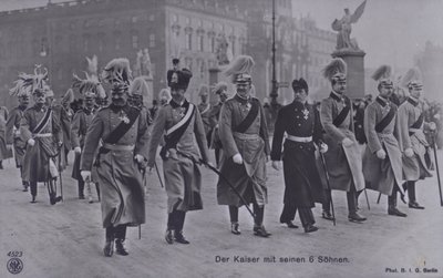 Kaiser Wilhelm II van Duitsland en zijn zes zonen in militair uniform door Photographer German