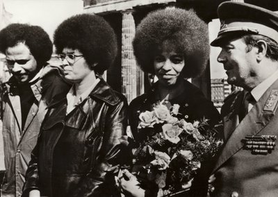 Op 11 september 1972 werd de moedige Amerikaanse communist en burgerrechtenverdediger Angela Davis hartelijk verwelkomd door de soldaten van het Nationale Volksleger van de Duitse Democratische Republiek bij de Brandenburger Tor door Photographer German
