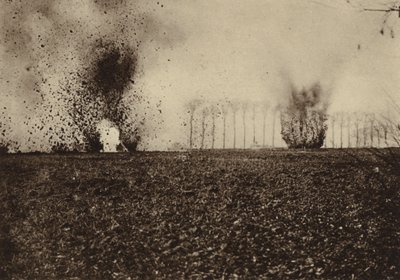 Granaten ontploffen voor St Vaast Wood, nabij Arras, Frankrijk, Eerste Wereldoorlog door Photographer German