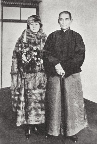 Sun Yat-Sen met zijn vrouw door Photographer German