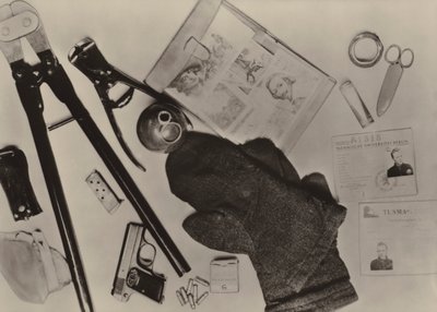 De uitrusting van de terrorist Wohlfarth die op 9 december 1961 vanuit West-Berlijn binnendrong... door Photographer German