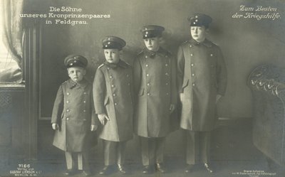 De zonen van Kroonprins Wilhelm van Duitsland in militair uniform door Photographer German