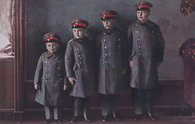 De zonen van Kroonprins Wilhelm van Duitsland in militair uniform (foto) door Photographer German