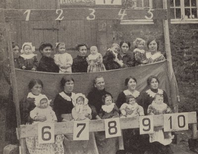 Vrouwen en kinderen van bezet Noord-Frankrijk poseren voor een Duitse foto door Photographer German