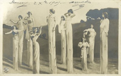 Vrouwen op stelten verkleed als asperges door Photographer German