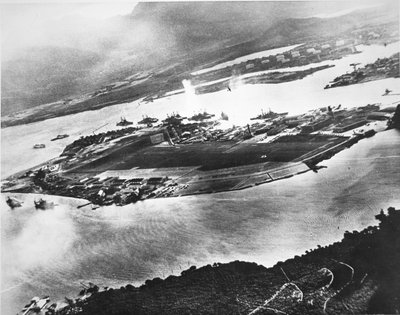 Luchtfoto van Ford Island en Battleship Row, Pearl Harbor, 7 december 1941 door Photographer Japanese