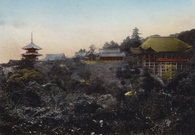 Japan, ca. 1912: Kiyomizu Tempel bekend om zijn hangend podium aan de rand van een afgrond en een prachtig uitzicht over de stad Kyoto door Photographer Japanese