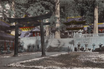 Japan, ca. 1912: Mausoleum en terrein voor de eerste Shogun, Iyeyasu van de Tokugawa-dynastie, bijna 300 jaar oud, Nikko door Photographer Japanese