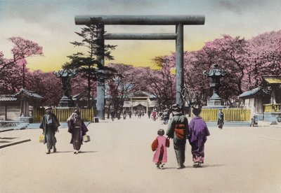 Japan, ca. 1912: De enorme bronzen Torii voor Shokonsha of geest oproepende heiligdom voor gesneuvelde soldaten in nationale problemen, Tokio door Photographer Japanese