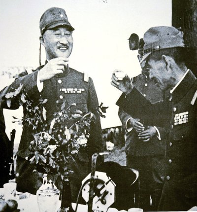 Japanse generaals Terauchi en Hata proosten met sake op de val van Hsuchow, China in mei door Photographer Japanese