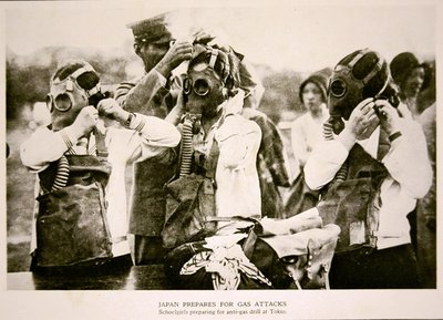 Japanse schoolmeisjes in Tokio bereiden zich voor op een anti-gas luchtaanval oefening door Photographer Japanese
