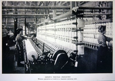 Vrouwelijke arbeiders aan het werk in een Japanse spinnerij door Photographer Japanese