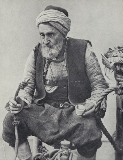 Boer die een waterpijp rookt, Izmir, Turkije door Photographer Turkish
