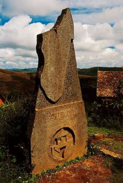 Stele die Madagaskar uitbeeldt, Ambohimanga, Madagaskar door Blaise Nicolas Le Sueur