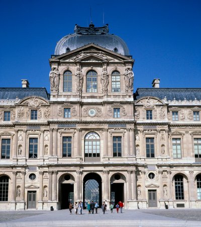 Architectuur: uitzicht op de vierkante binnenplaats van het Louvre. Gerealiseerd door Pierre Lescot door Pierre Lescot