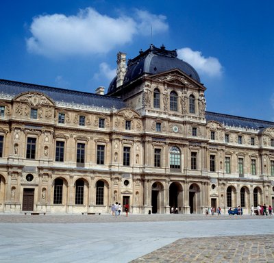 Architectuur: uitzicht op de vierkante binnenplaats van het Louvre door Pierre Lescot