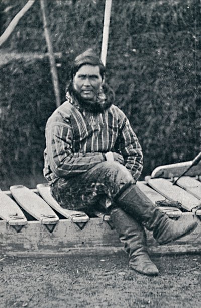 Een Eskimo rustend op zijn slee, 1912 door Pierre Petit