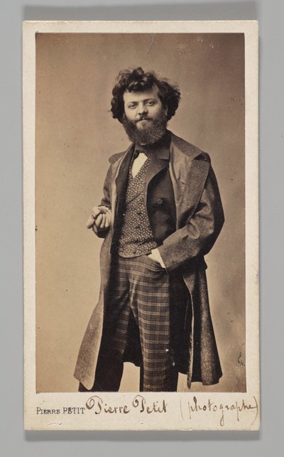 [Atelierportret: zelfportret met geruite broek en overjas] door Pierre Petit
