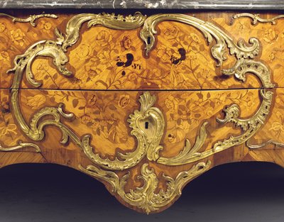Detail van een Louis XV commode, verkocht door Adrien Delorme door Pierre Roussel