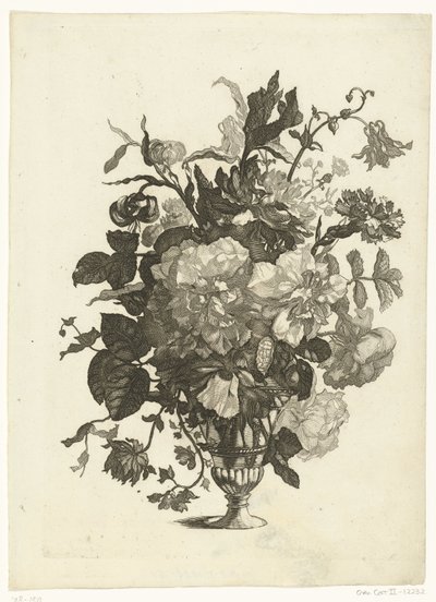 Glazen vaas met bloemen door Pieter Schenk (I)