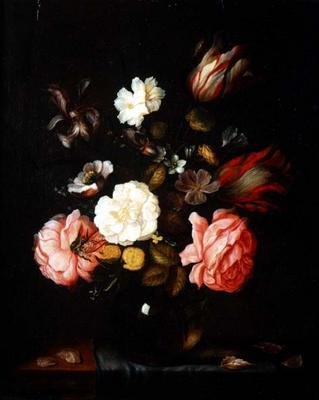 Bloemen in een glazen vaas op een gedrapeerde tafel door Pieter van der Venne