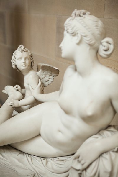 Venus met Cupido die een doorn uit haar voet verwijdert door Pietro Tenerani