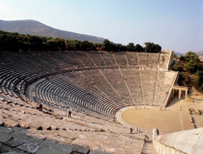 Zicht op het theater van Epidaurus gerealiseerd door de architect Polyclete le Jeune in Griekenland door Polycletus (active c.450 c.415 BCE)