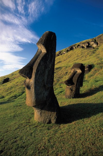 Moai-standbeelden, Rapa Nui Nationaal Park, Paaseiland, Chili door Polynesian Polynesian