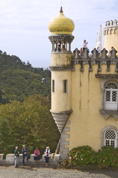 Uitzicht op een koepeltoren door Portuguese School
