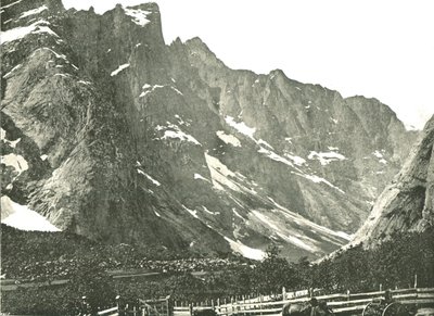 De Trolltindane bergen, Horgheim, Noorwegen door Poulton and Co