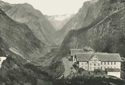 Het dal en hotel, Stalheim, Noorwegen, 1895 door Poulton and Co