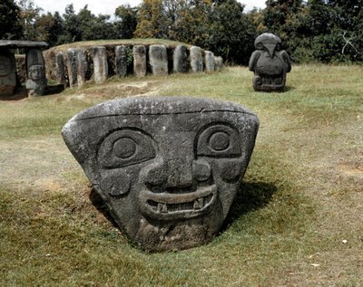 Megalithisch beeldhouwwerk van een driehoekig hoofd door Pre Columbian Pre Columbian