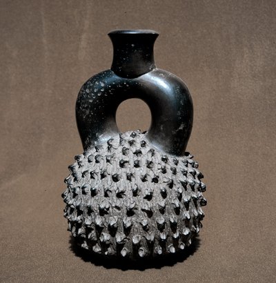 Precolumbiaanse kunst, Cupisnique beschaving: vaas in de vorm van een kever en granaatappel. 300 v.Chr.-100 n.Chr. Lima, Nationaal Museum van Antropologie en Archeologie, Peru door Pre Columbian Pre Columbian
