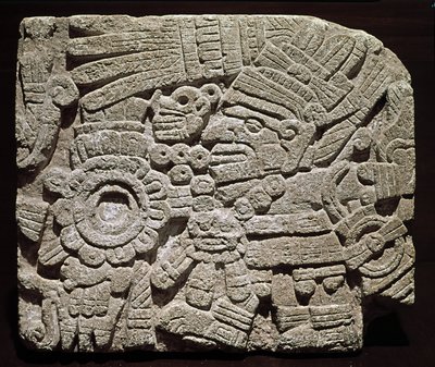 Precolumbiaanse kunst, gemengde beschaving: gebeeldhouwde borstplaat die een rijkelijk geklede persoon voorstelt - uit Oaxaca, Mexico. Nationaal Museum voor Antropologie van Mexico-Stad, Mexico door Pre Columbian Pre Columbian
