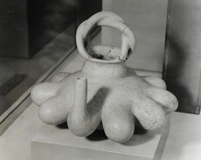 Vaas versierd met tien tepelvormen, Huasteeks door Pre Columbian Pre Columbian