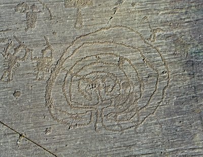 Prehistorie, Camunni beschaving, rotstekeningen: grafsteen met afbeelding van krijgers, wapens, schilden en zwaarden, en een doolhof. Periode tussen het Neolithicum en de Bronstijd. Capo di Ponte, Parco nazionale delle incisioni rupestri di Naquane, Italië door Prehistoric Prehistoric