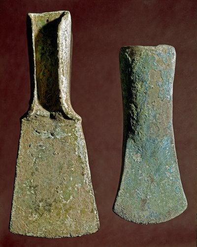Prehistorie: bijl en speerpunt van vuursteen. Beschaving van de Apennijnen (of Italiaanse Bronstijd). 1400-1300 v.Chr. Perugia, Museo Archeologico Nazionale dell