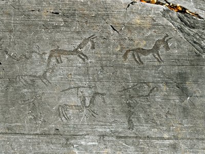 Prehistorie, beschaving van de Camunni, rotstekeningen: een grafrots met een jachtscène door Prehistoric Prehistoric