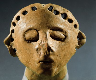 Prehistorie, cultuur van Cucuteni-Trypillia: hoofd van kleibeeld. 3000 v.Chr. Neolithicum, Steentijd. Chisinau, Historisch Instituut van Wetenschappen van de Republiek Moldavië door Prehistoric Prehistoric