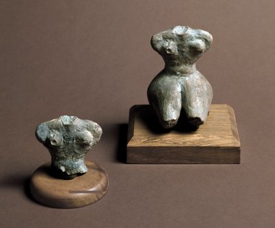 Prehistorie: kleine idool (links) daterend uit het Midden-Neolithicum. Reconstructie rechts. Uit de Caverna Delle Arene in Candide (Ligurië) door Prehistoric Prehistoric