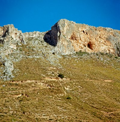 Prehistorie: de bergkam van Monte Palmeto met een grot daterend uit het paleolithicum door Prehistoric Prehistoric