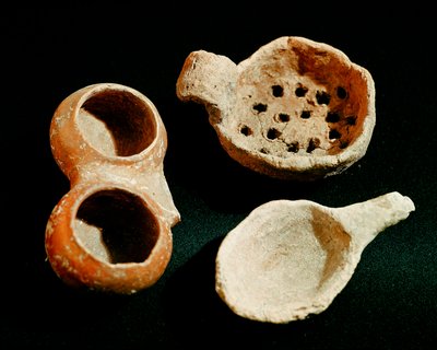 Prehistorie: diverse tafelaccessoires (zeef, pot). Beschaving van de Apennijnen (of Italiaanse Bronstijd). 1400-1300 v.Chr. door Prehistoric Prehistoric