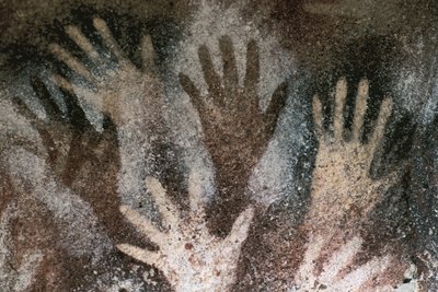 Rotstekeningen van de Prehistorie: grot met handafdrukken. Neolithische Periode, Grot van de Handen. Argentinië, Santa Cruz door Prehistoric Prehistoric